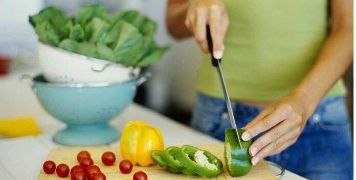 Prepare a vegetable salad for dinner in accordance with the principles of proper nutrition for a slim figure